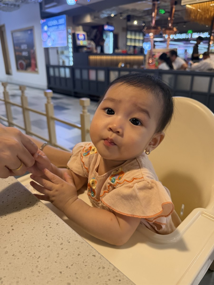 Khả Hân nhìn máy ảnh
