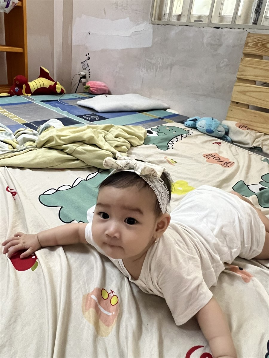 Khả Hân tập bò trên giường