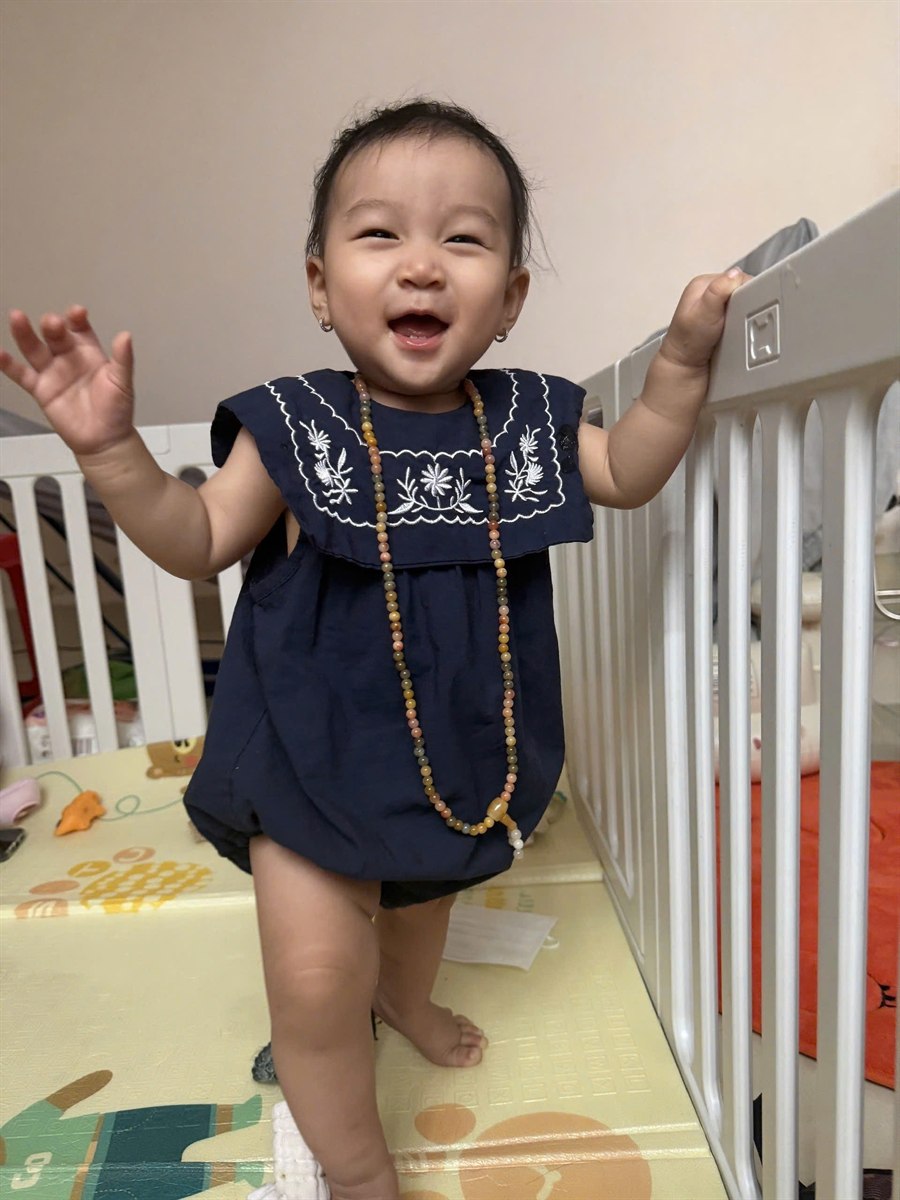 Khả Hân đứng vịn cười tươi