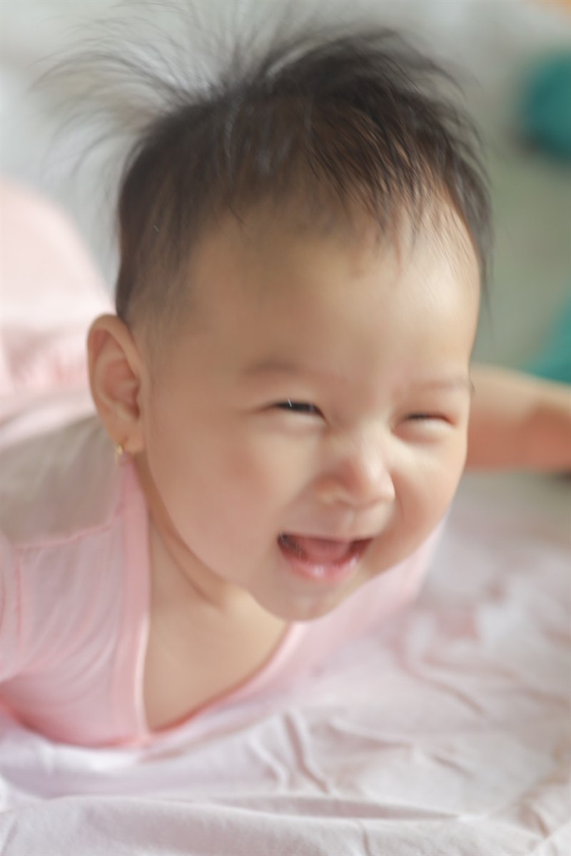 Khả Hân cười rạng rỡ