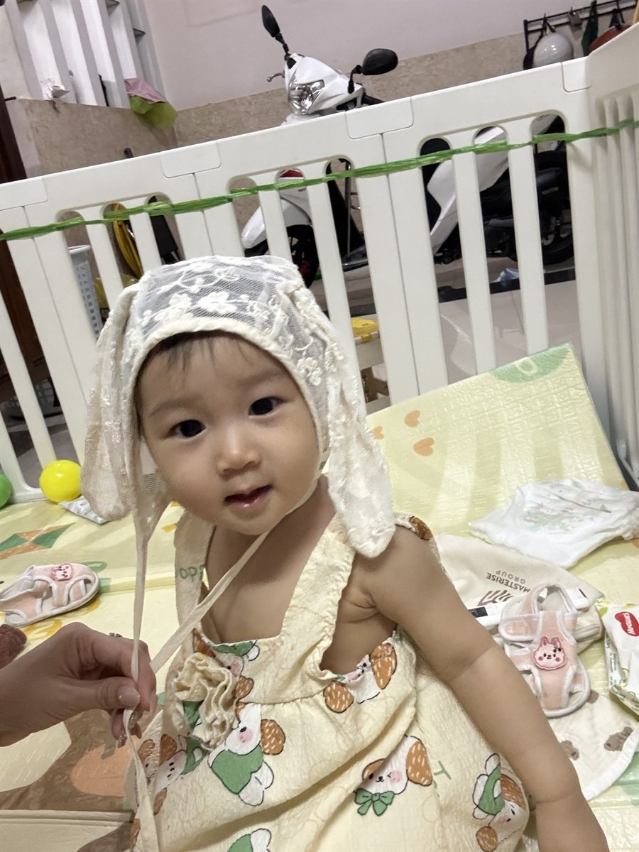 Bé Phạm Trần Khả Hân trong trang phục đáng yêu