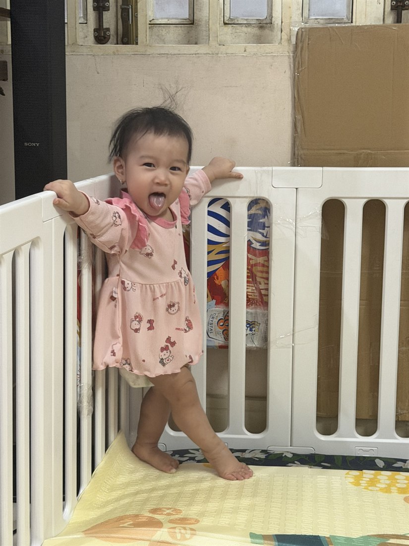 Khả Hân đứng vịn